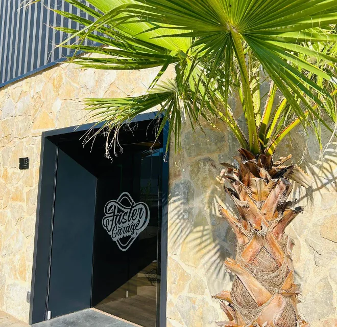 Entrada del taller Faster Garage en Santa Ponsa