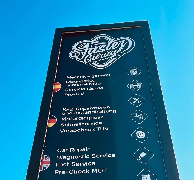 Cartel del taller con los servicios en español, alemán e inglés