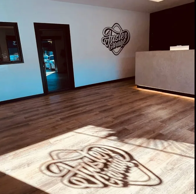 Recepción del taller con el logo de Faster Garage